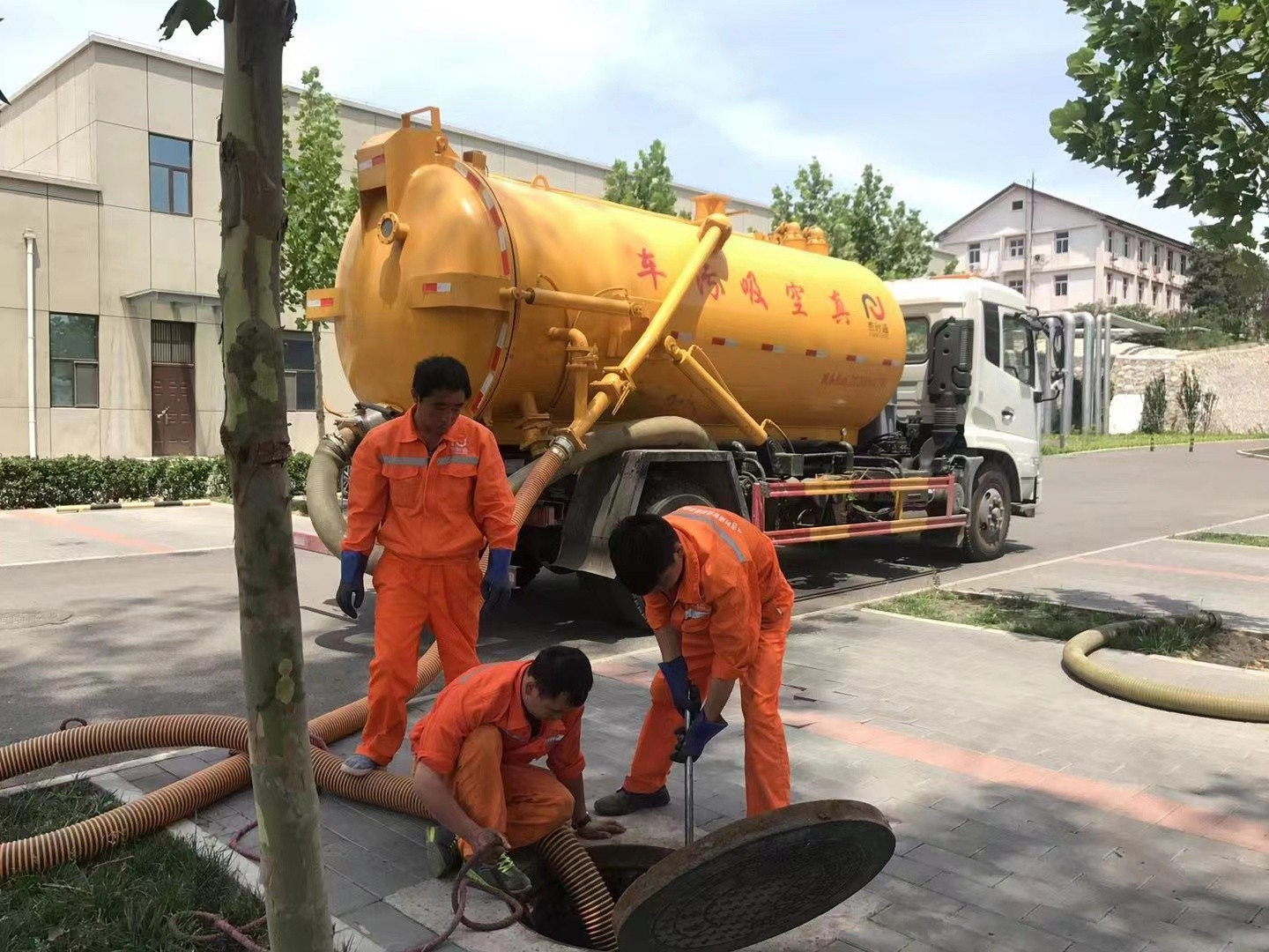 温宿管道疏通车停在窨井附近