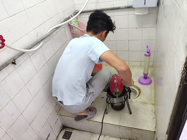 温宿管道堵塞冒臭气 专业师傅现场解决问题