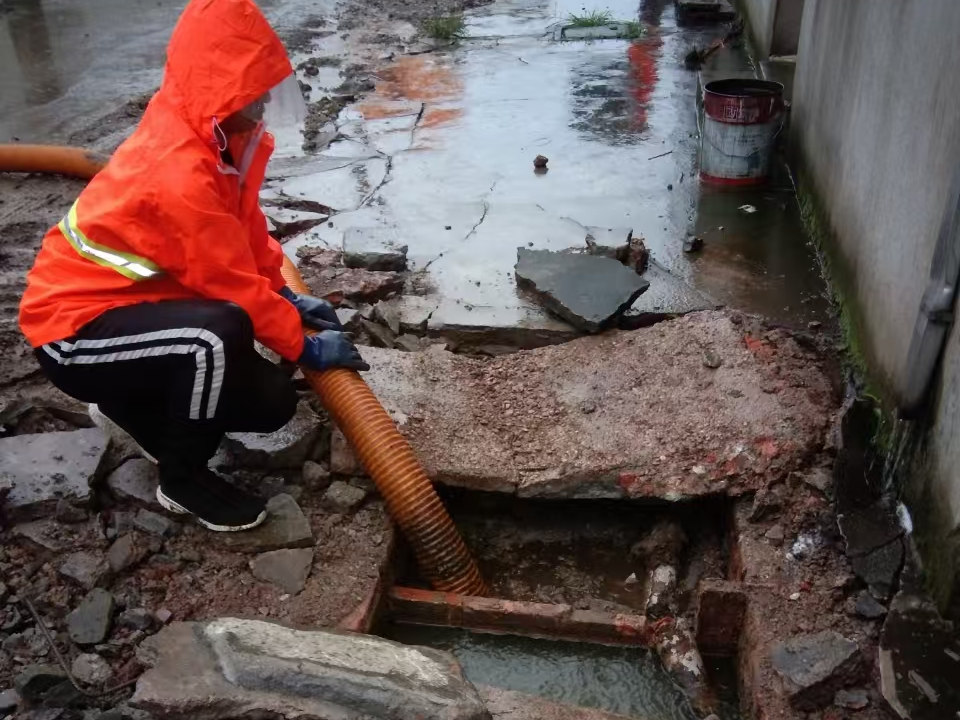 温宿专业清理污水池 炜誉市政以规范流程守护城市 “肠道”